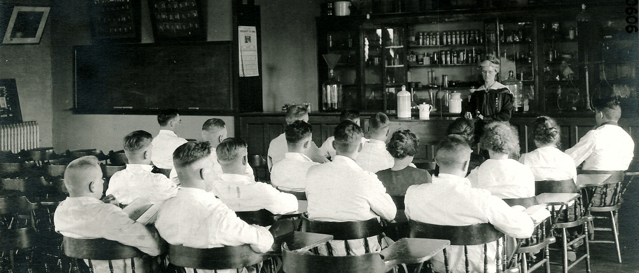 Zada Cooper teaching in 1910.
